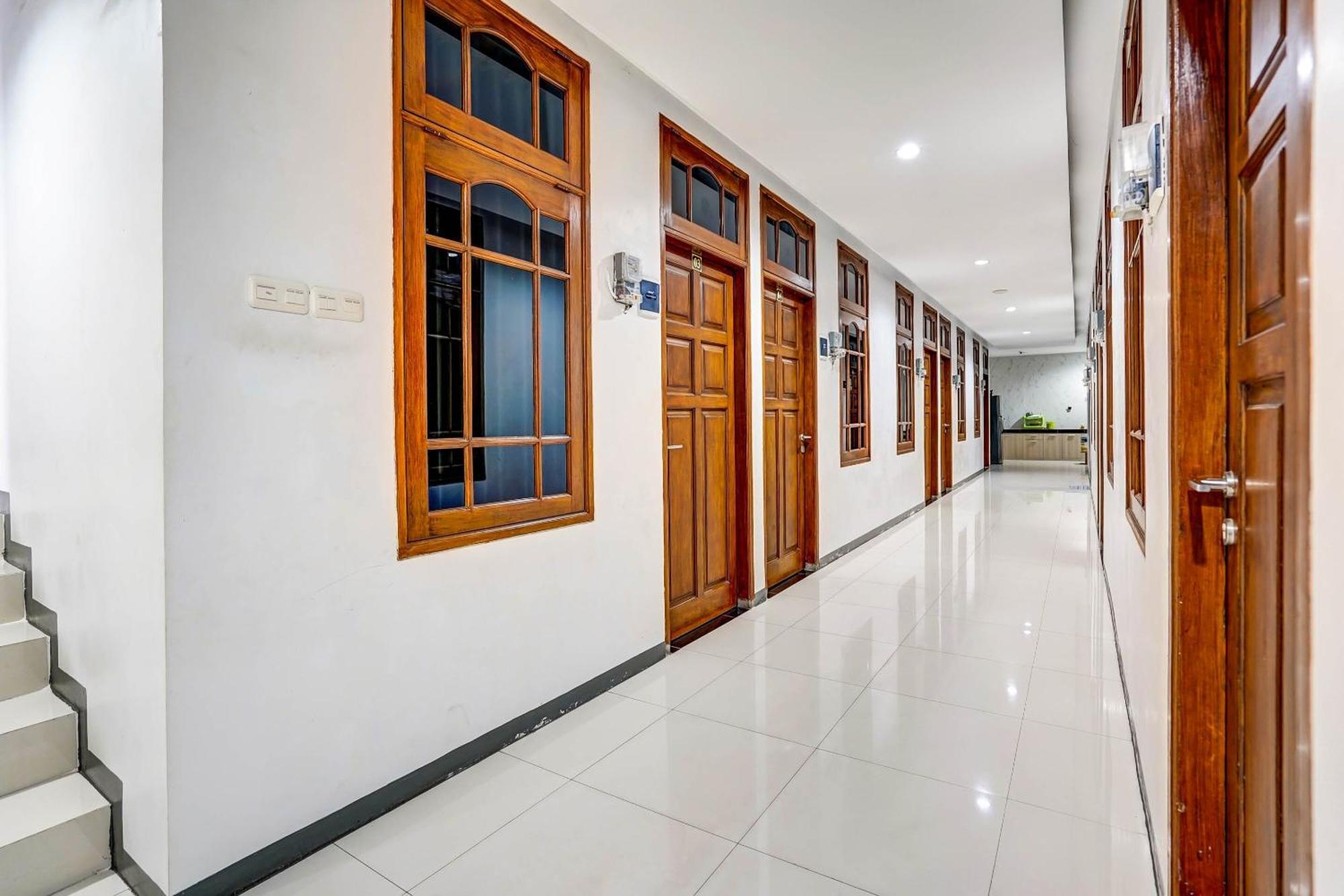 Oyo 90891 Parang Kusumo Residence Krembangan Εξωτερικό φωτογραφία