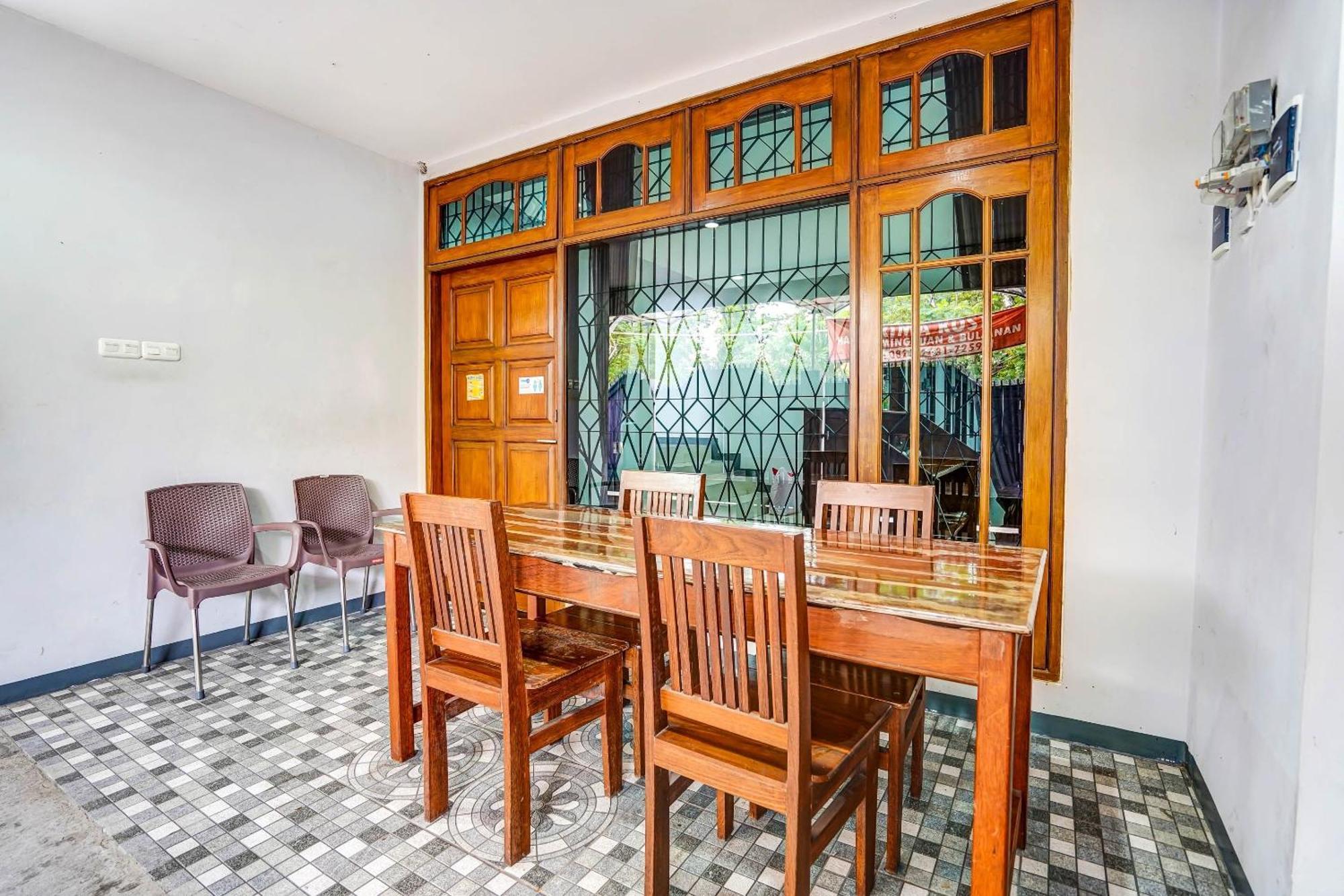 Oyo 90891 Parang Kusumo Residence Krembangan Εξωτερικό φωτογραφία
