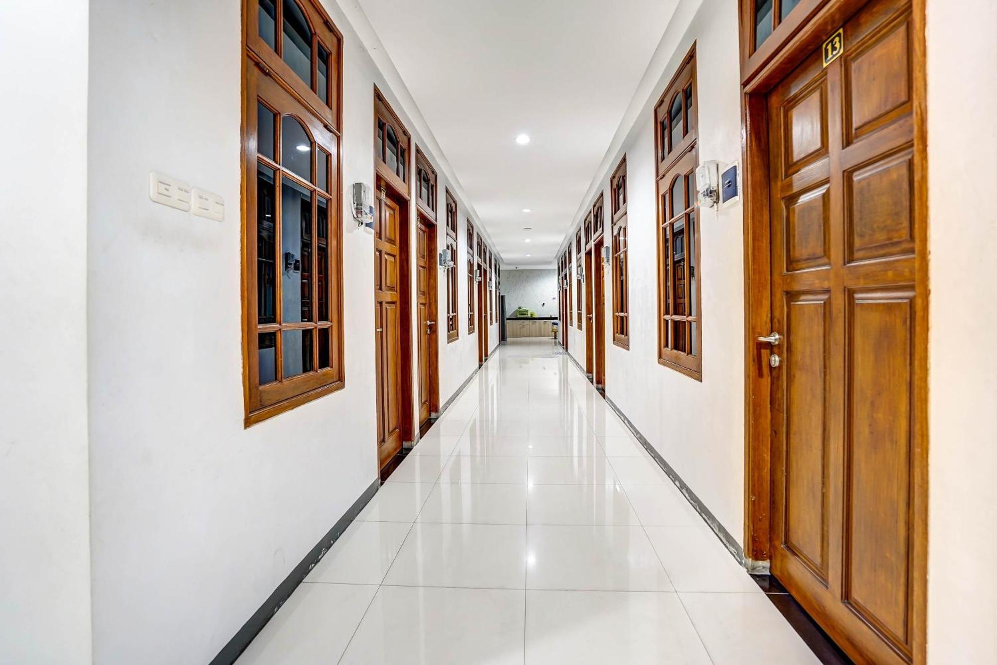 Oyo 90891 Parang Kusumo Residence Krembangan Εξωτερικό φωτογραφία