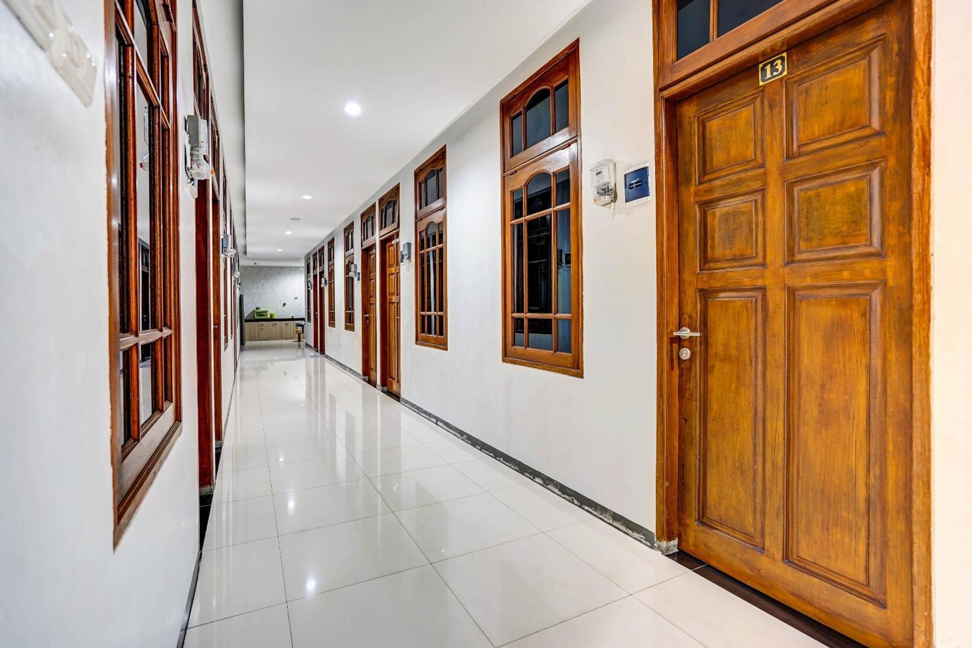 Oyo 90891 Parang Kusumo Residence Krembangan Εξωτερικό φωτογραφία