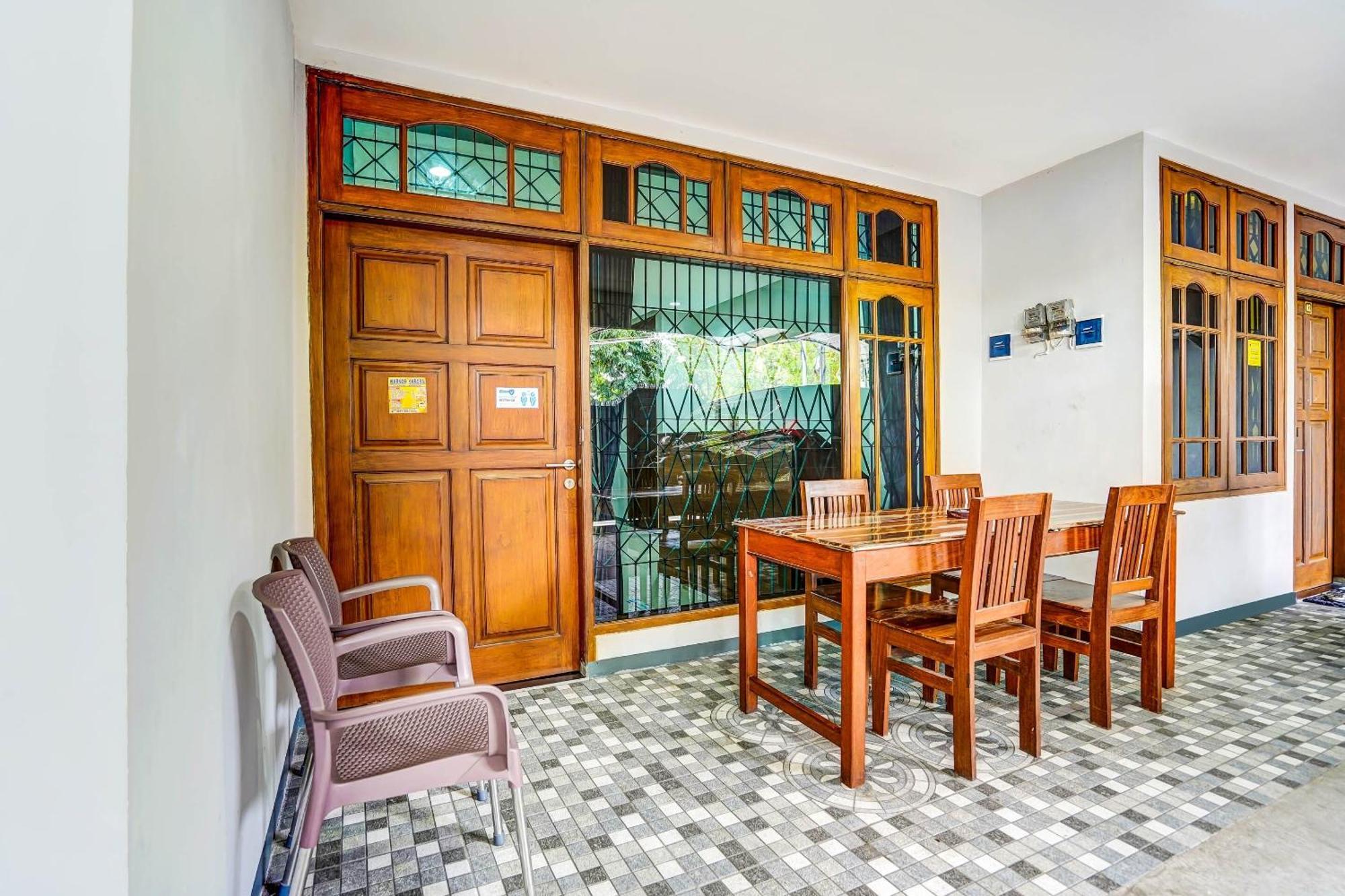 Oyo 90891 Parang Kusumo Residence Krembangan Εξωτερικό φωτογραφία