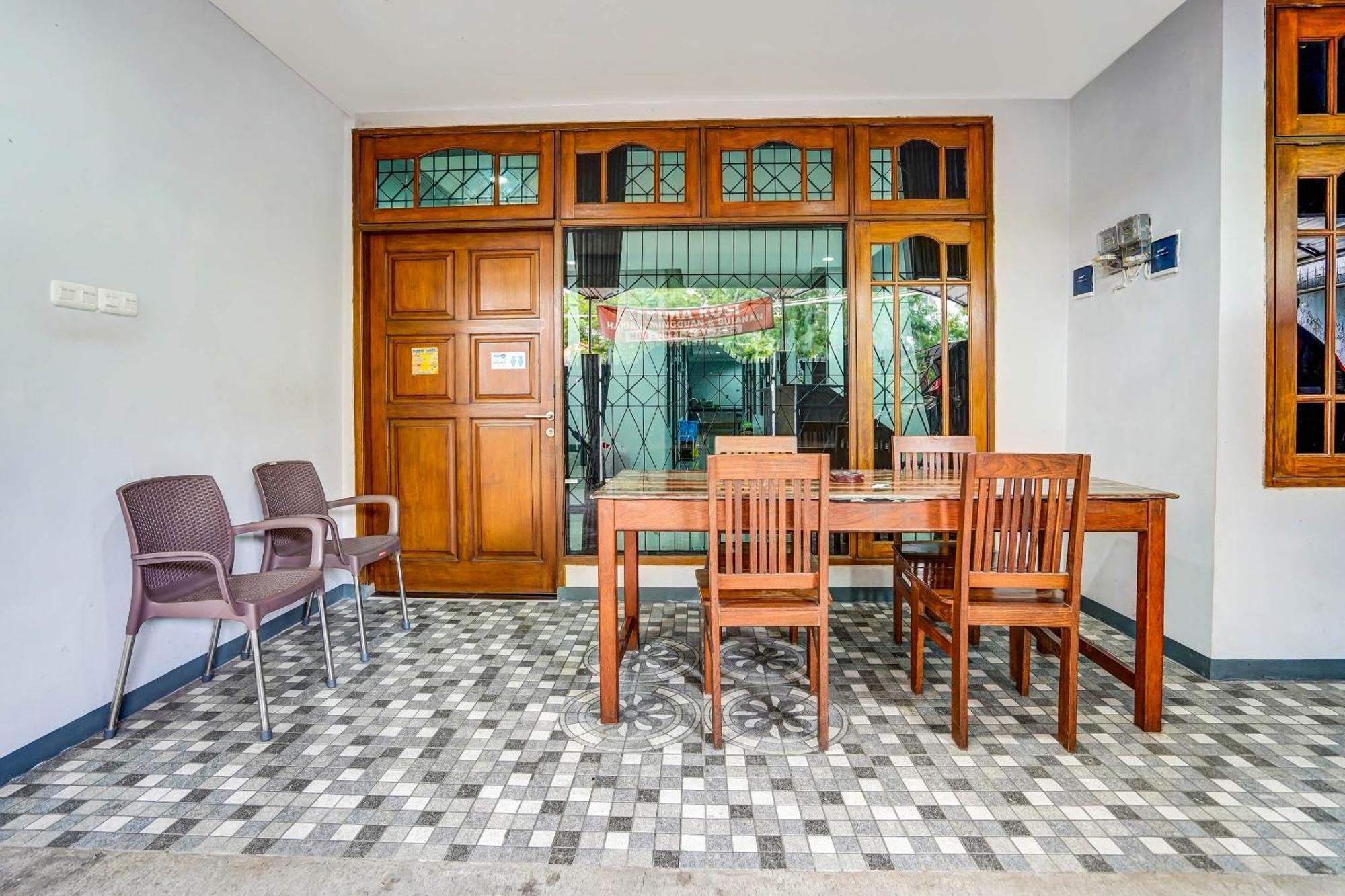 Oyo 90891 Parang Kusumo Residence Krembangan Εξωτερικό φωτογραφία