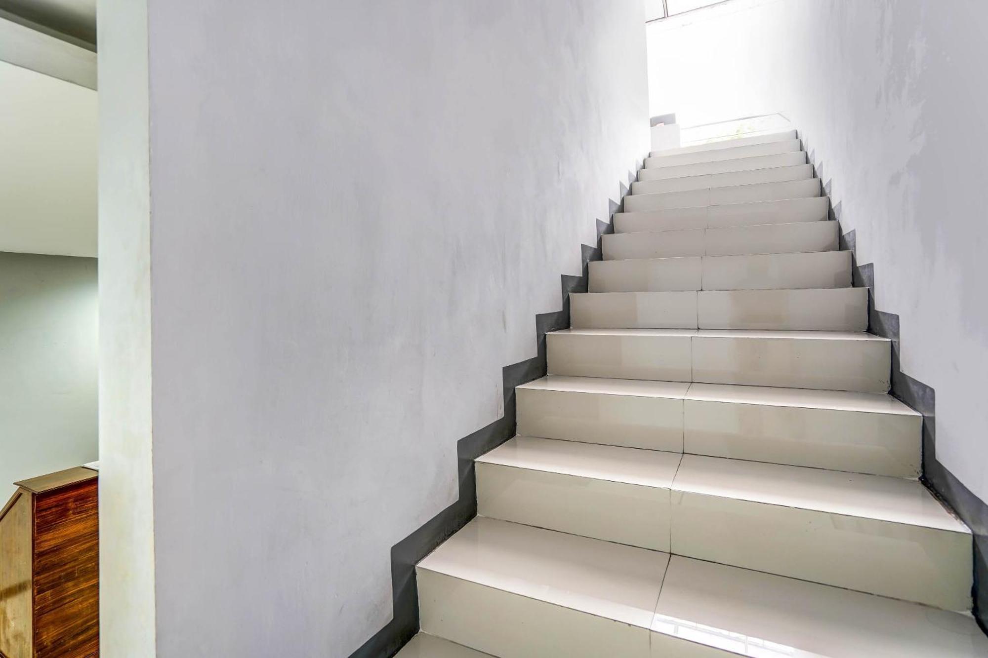 Oyo 90891 Parang Kusumo Residence Krembangan Εξωτερικό φωτογραφία